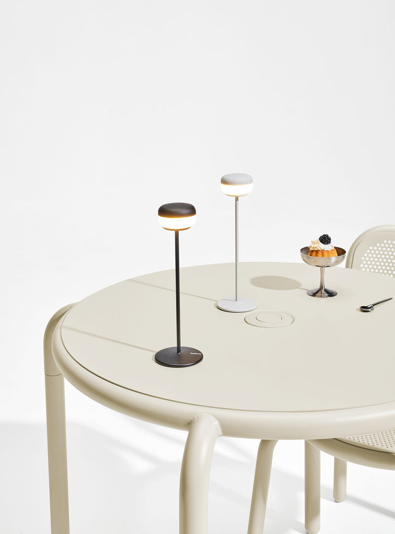 Lampe de table Cheerio Fatboy : élégante et durable, idéale pour éclairer vos repas ou soirées en plein air au Canada.