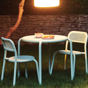 Fabriqué en aluminium léger, les chaises d'extérieur Toní peuvent facilement être empilés ou glissés sous n'importe quelle table.