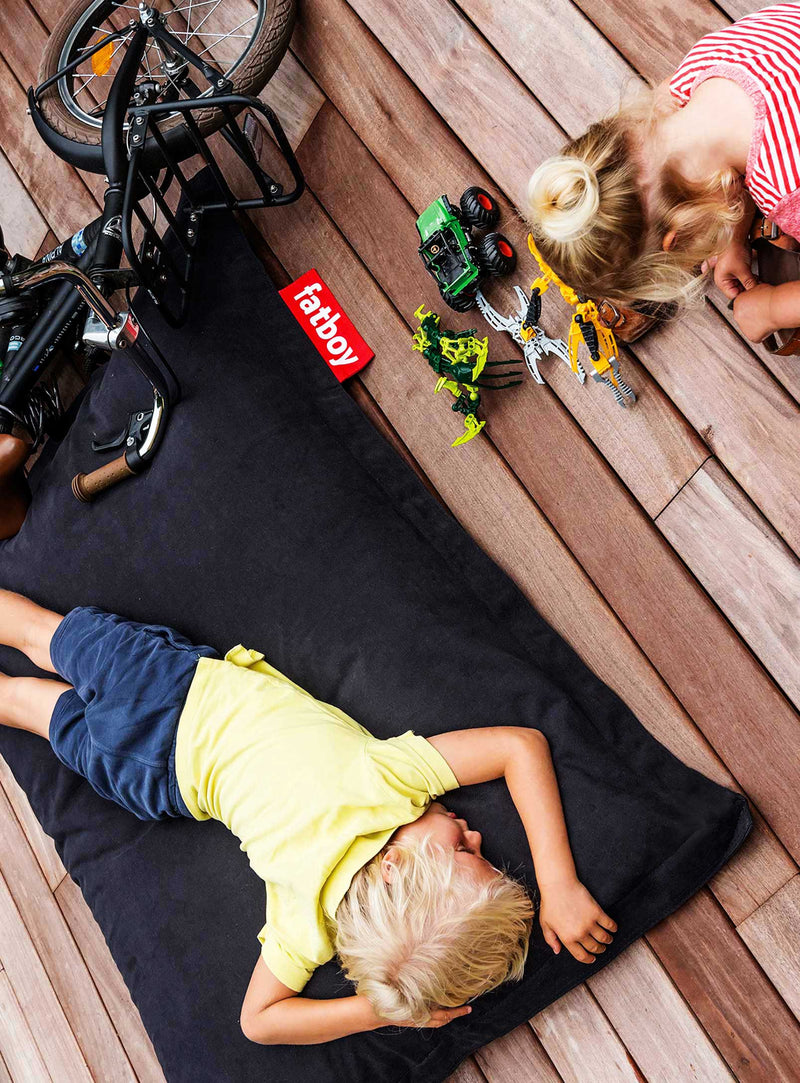 Vos petits peuvent maintenant profiter de l’ultime expérience lounge avec le pouf Fatboy Junior Stonewashed.