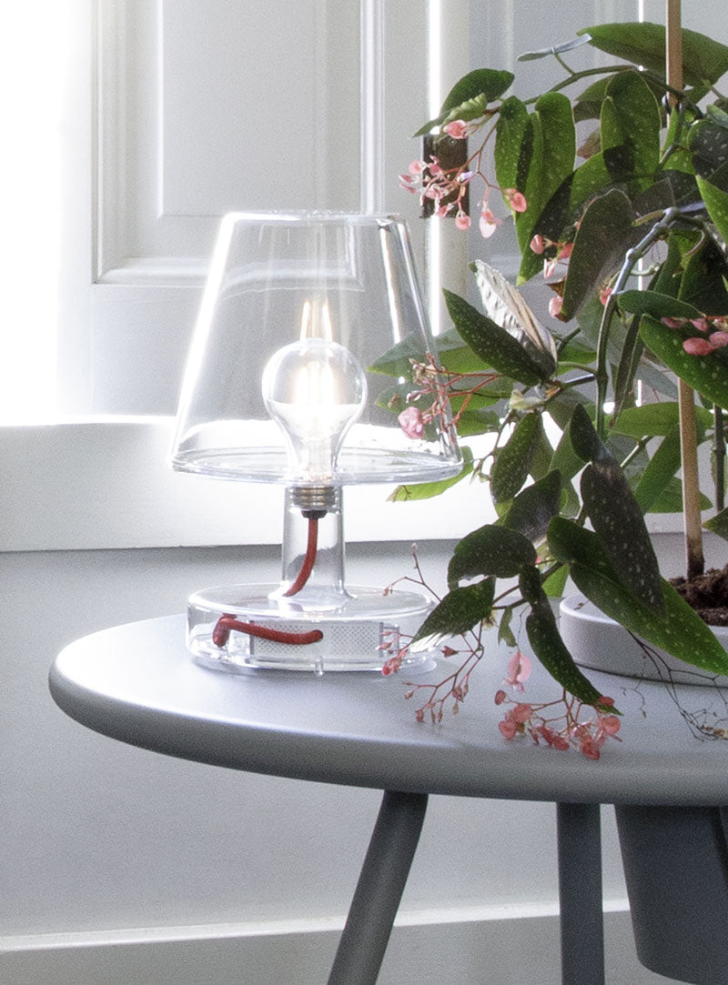 Cette petite lampe de bureau design sera le centre d’attention de ton intérieur, d’autant plus que la lampe de table est disponible dans une variété de belles couleurs. La Transloetje est rechargeable et dispose de 3 modes d’éclairage différents.