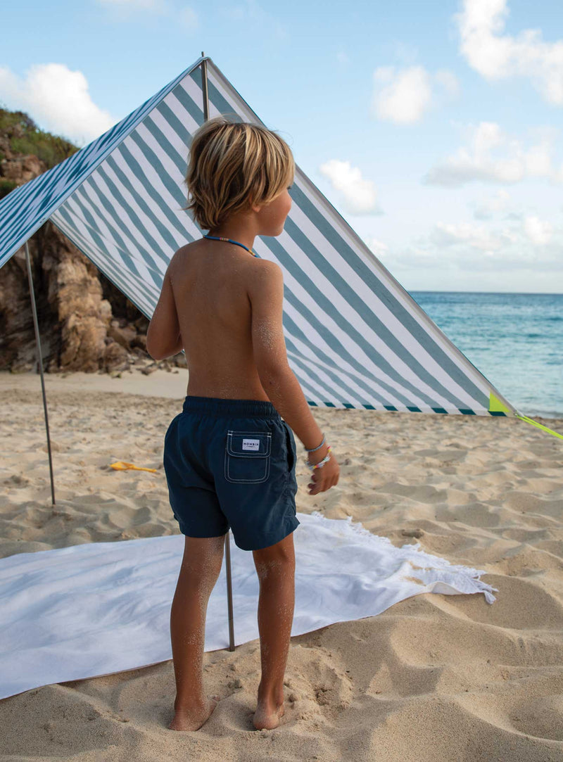 Profitez au maximum de votre temps en plein air avec la tente de plage Fatboy Miasun. Avec son mécanisme de pliage simple et son design léger, elle est indispensable pour toute sortie à la plage ou dans un parc.