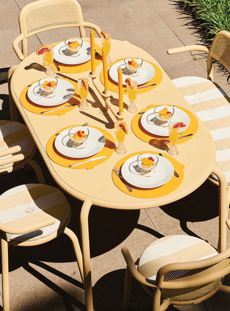 Élevez votre expérience de repas en plein air avec Fatboy Toní Tavolo - une table contemporaine qui peut accueillir jusqu&