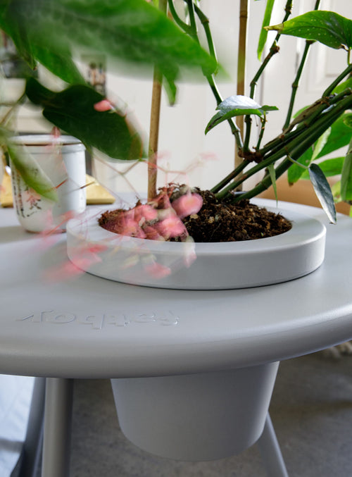 Table d'appoint Bakkes de Fatboy : design avec jardinière intégrée, idéale pour plantes ou boissons, parfaite pour les foyers canadiens.