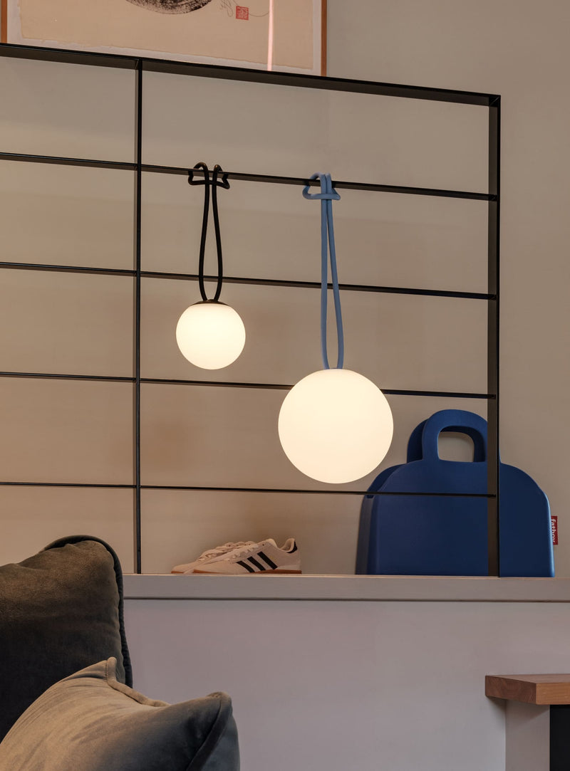 Fatboy Bolleke : lampe suspendue LED design, portable et résistante, idéale pour jardins, terrasses ou chambres canadiennes.