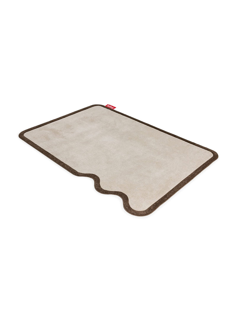 Tapis intérieur de grand format aux courbes subtiles et aux tons neutres, idéal pour créer une ambiance calme et design.