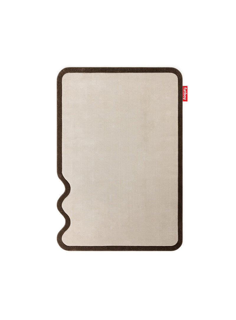 Grand tapis design intérieur au bord ondulé et aux détails sculptés, offrant confort, texture et une touche ludique aux espaces modernes.