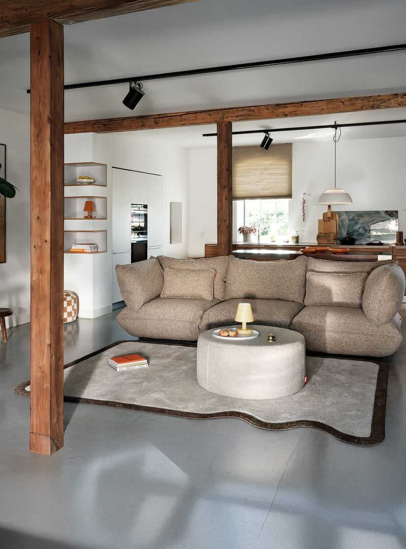 Not Straight Grand ajoute une touche ludique à un tapis généreux, mêlant lignes douces et design sculptural.