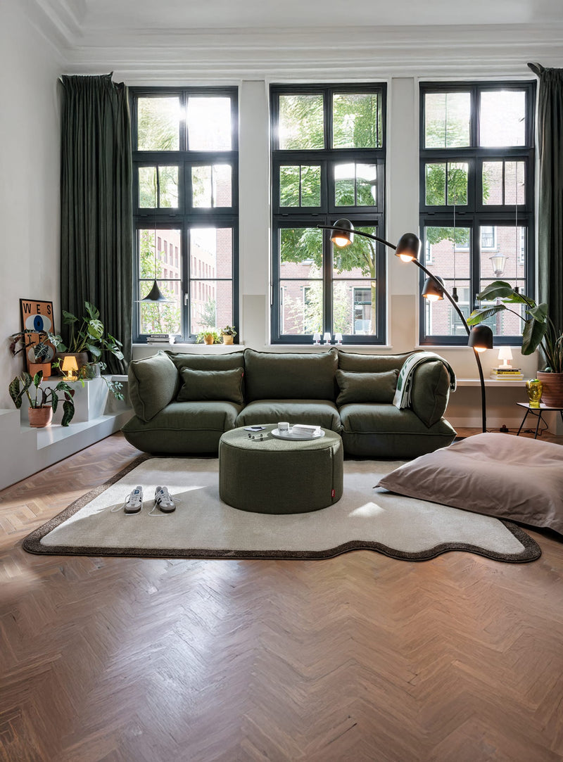 Tapis en polypropylène durable avec effet sculpté à la main, conçu pour apporter profondeur et confort à l’intérieur.