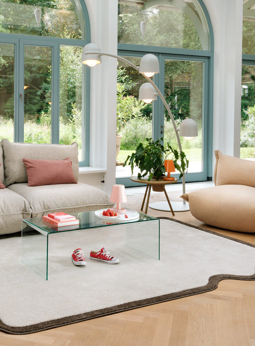 Grand tapis d’intérieur au contour ondulé et au relief sculpté, le Carpet Grand Not Straight apporte confort et caractère à un espace moderne.