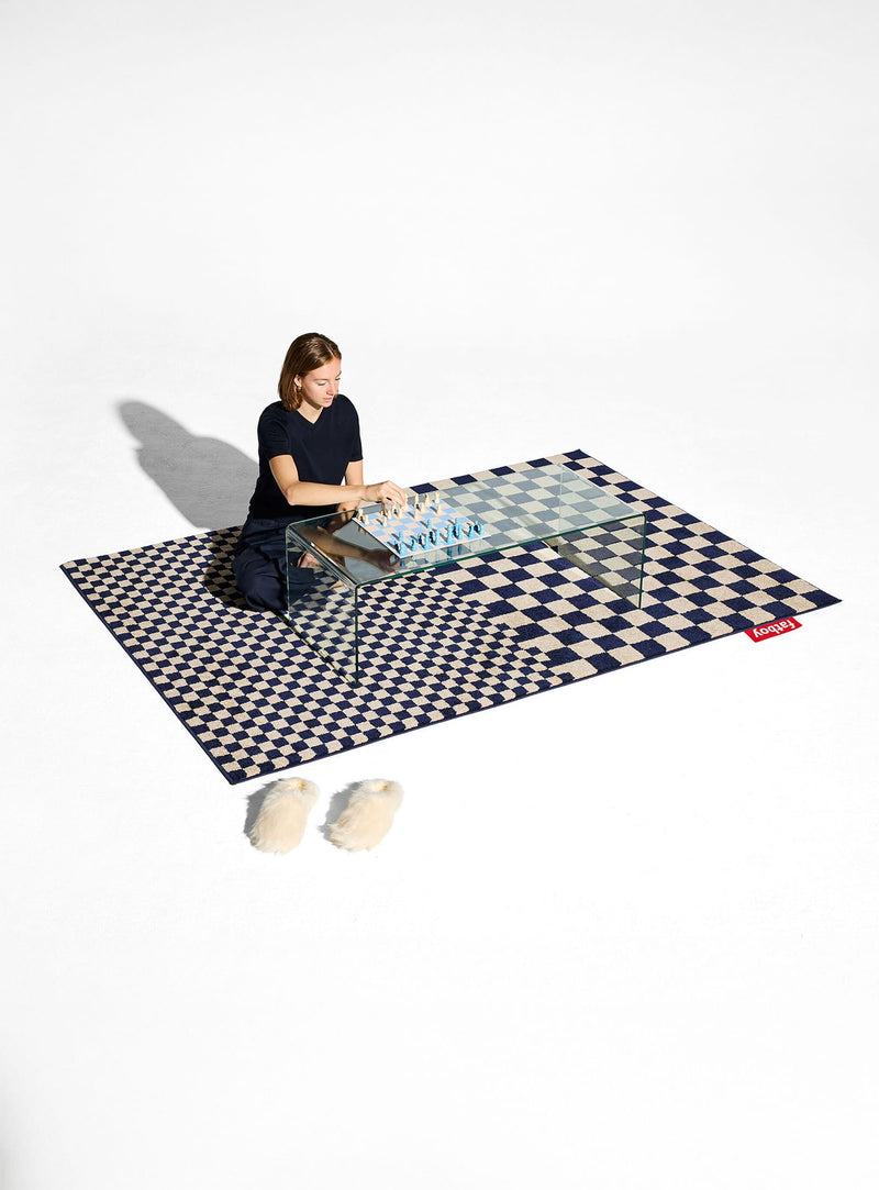 Tapis design moderne avec motif en blocs contrastés, tissé à plat pour un confort durable à l’intérieur.