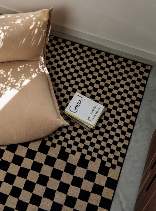 Tapis intérieur graphique aux blocs bleu et beige, doux sous les pieds et conçu pour un usage quotidien.