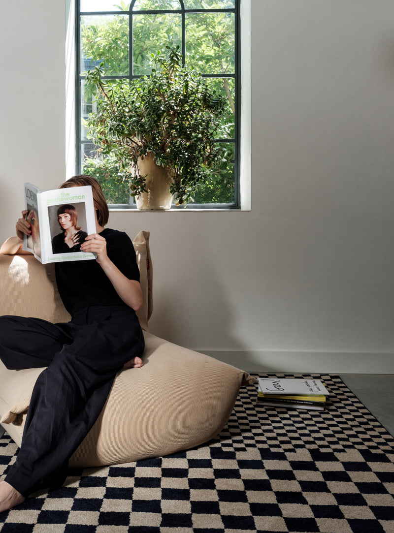 Tapis d’intérieur au motif graphique bleu et beige, agréable au toucher et pensé pour la vie de tous les jours.