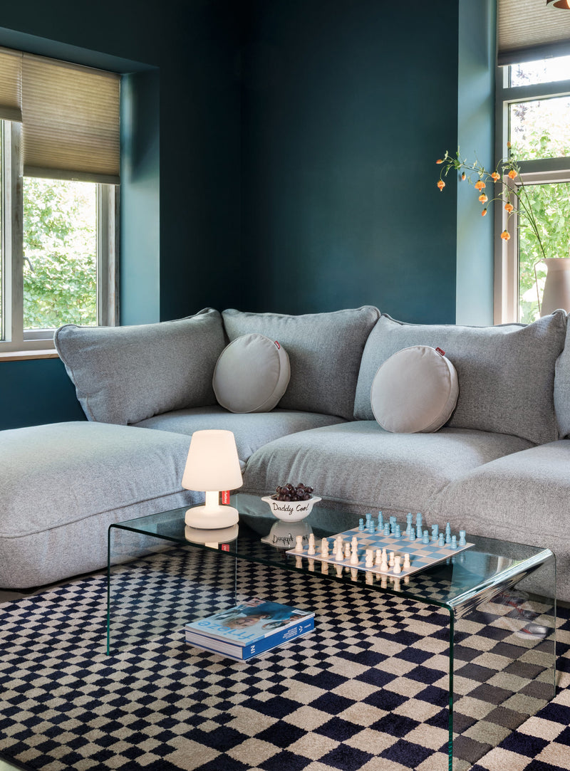 Tapis intérieur graphique aux teintes bleu et beige, offrant une texture douce et un style facile à vivre au quotidien.