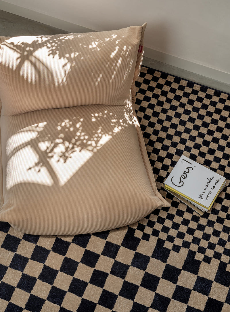 Motifs en blocs bleu et beige pour ce tapis intérieur confortable, idéal pour un usage quotidien.