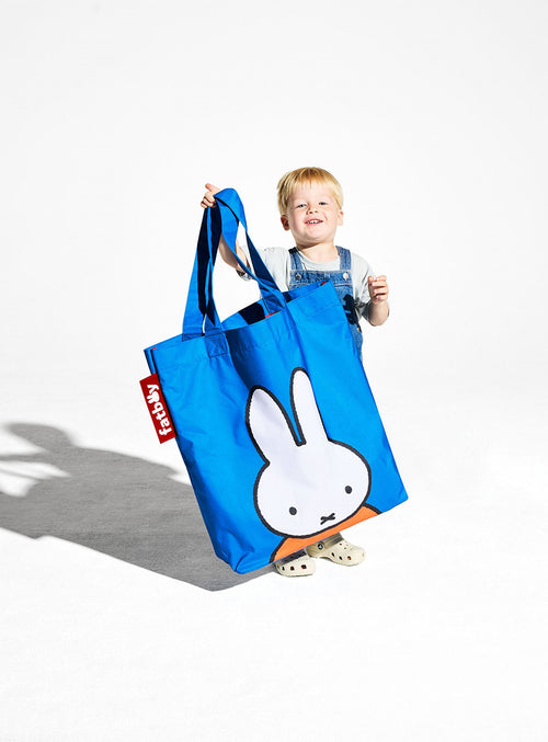 Sac Carry-All-Bag x Miffy de Fatboy ajoutant couleur et joie aux courses et sorties quotidiennes.
