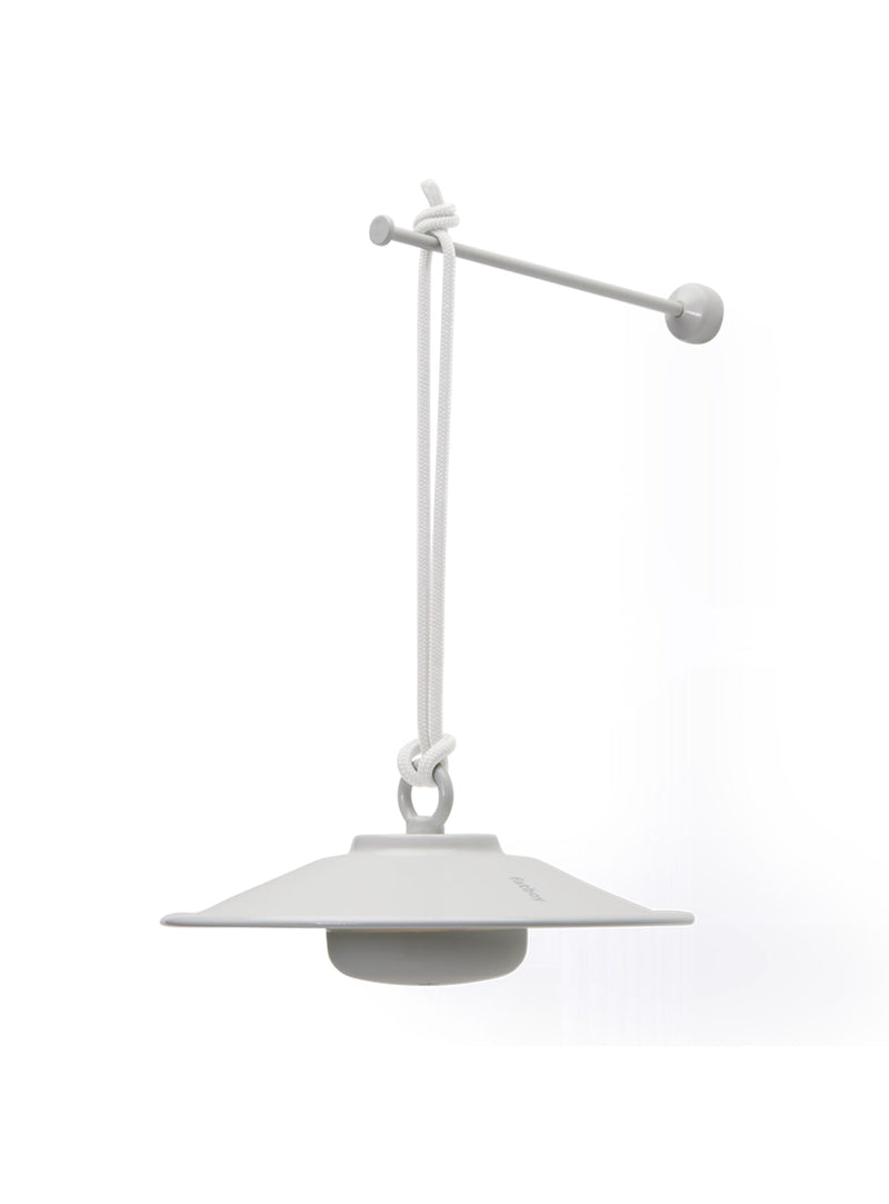 Lampe suspendue Chap-O gris pâle sans fil avec abat-jour en acier inoxydable, éclairage LED réglable pour intérieur et extérieur.