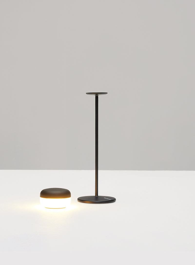 Fabriquée en métal de qualité avec un fini résistant, Cheerio est conçue pour un usage quotidien, même sous une pluie estivale légère.