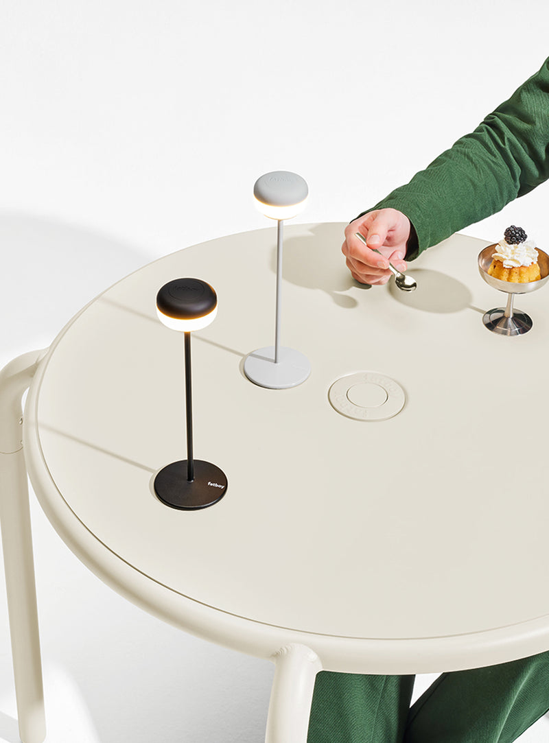 Lorsque la batterie est faible, il suffit de détacher la lampe et de la recharger à l’aide du câble USB magnétique.