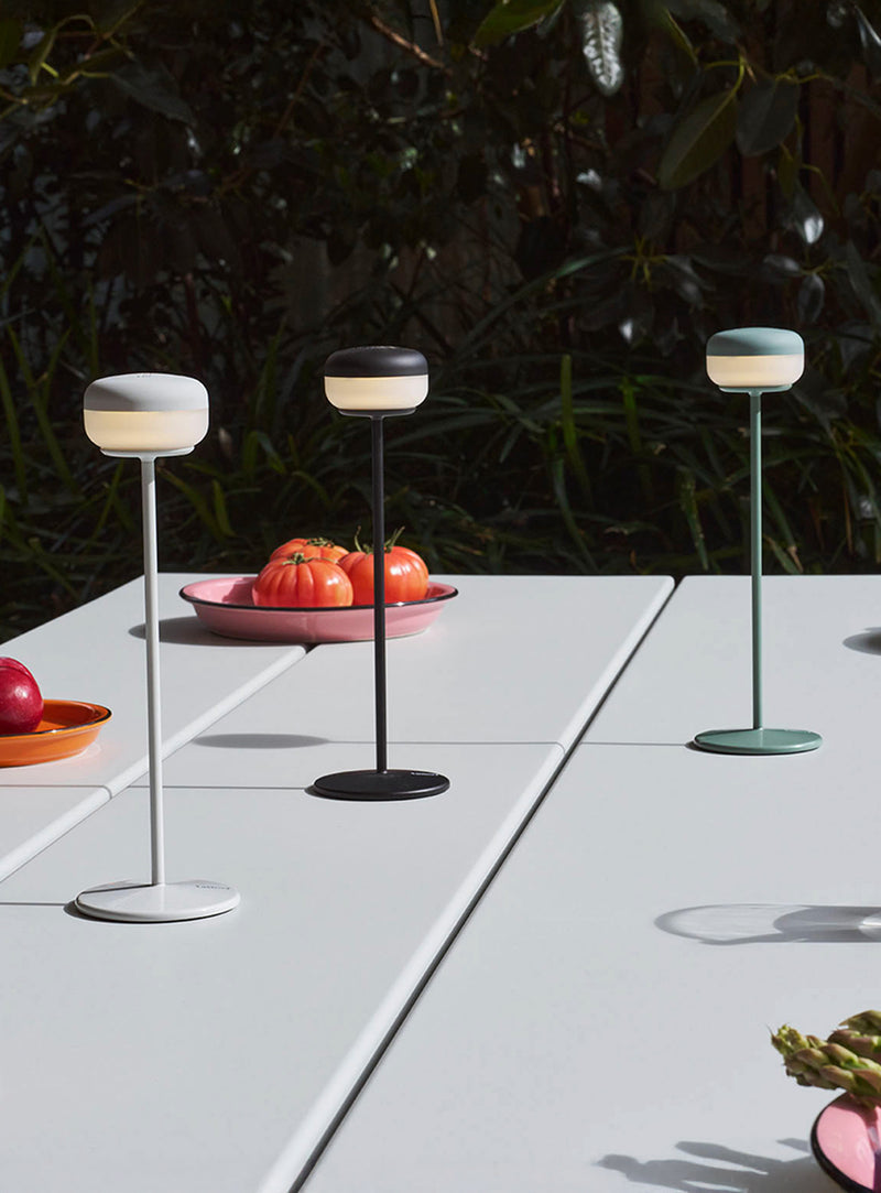 Conçue pour un usage intérieur et extérieur, Cheerio est dotée d’une base en acier inoxydable avec revêtement en poudre, idéale pour balcons et terrasses.