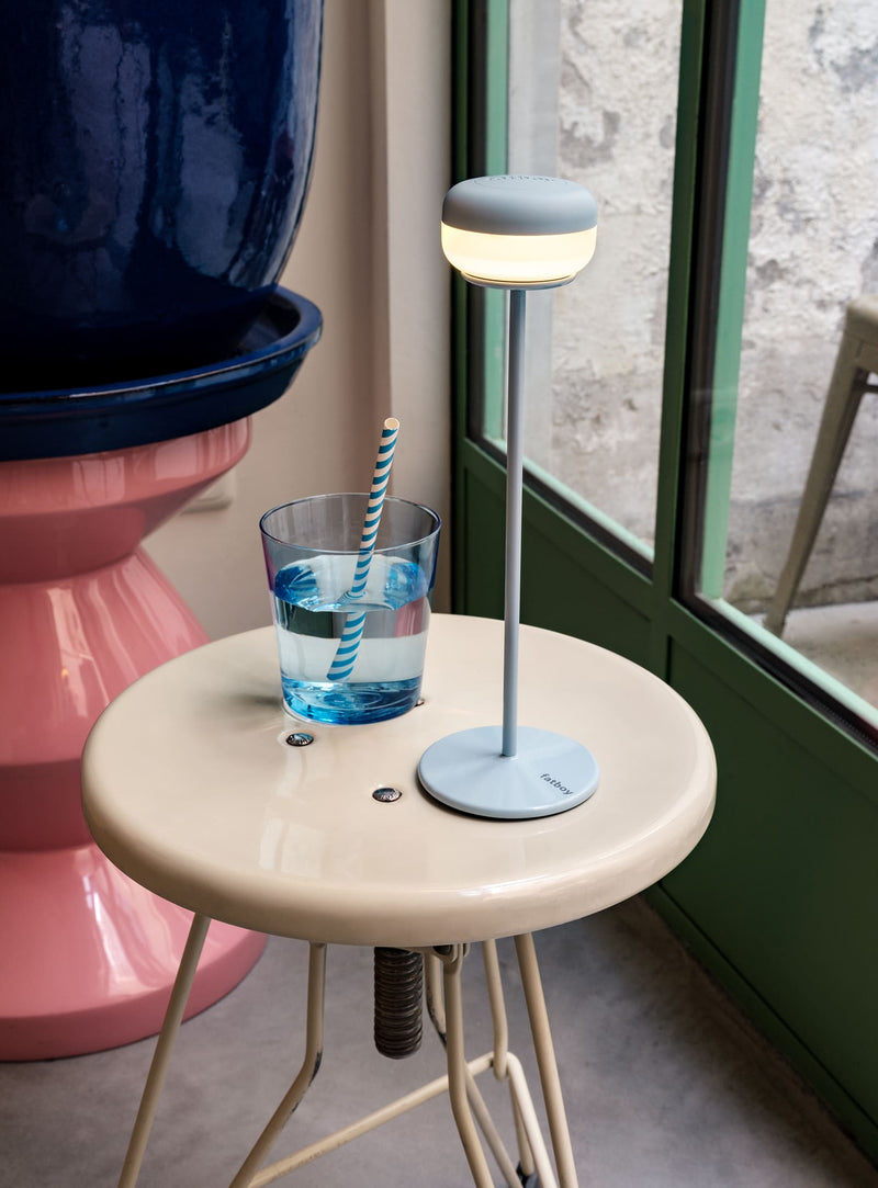 Lampe de table Cheerio de Fatboy : design moderne sans fil, base stable en acier, idéale pour intérieur et extérieur au Canada.