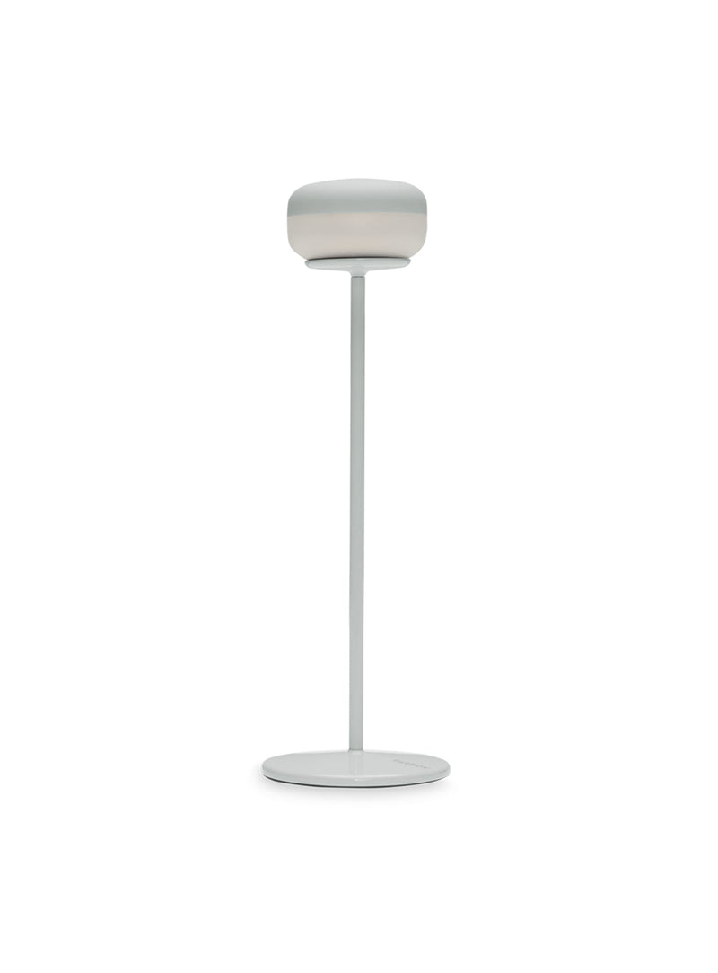 Lampe de table Cheerio gris pâle sans fil avec base en métal thermolaqué, lampe LED réglable pour intérieur et extérieur.