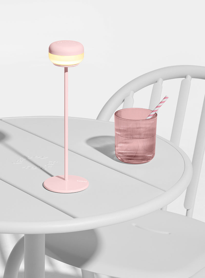Avec jusqu’à 90 heures d’autonomie à faible intensité, Cheerio illumine vos espaces sans câble ni contrainte.