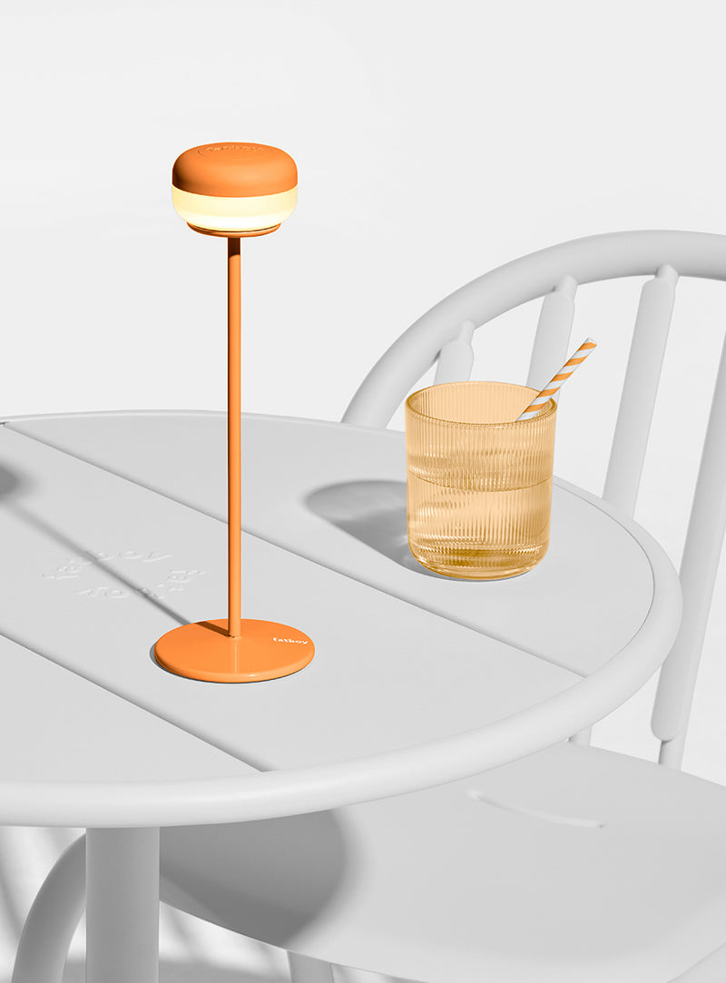 Son module LED magnétique s’allume d’une simple pression, ajuste la luminosité facilement et mémorise votre dernier réglage.