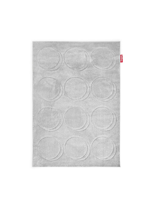 Dot Carpet de Fatboy en cloudy grey : tapis d'intérieur élégant 160x230 cm, motifs circulaires cisaillés à la main, chic et confortable pour le Canada.