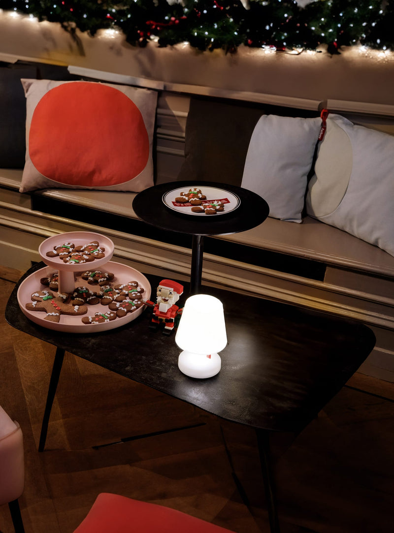 Fatboy Edison La Surprise : Lampe compacte de 15 cm avec trois niveaux de luminosité réglables, parfaite pour créer une ambiance festive ou tranquille.