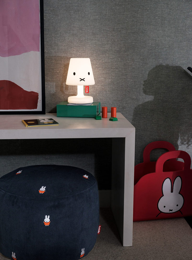 Compacte, sans fil et dimmable, Edison x Miffy ajoute une touche lumineuse et ludique à votre quotidien.