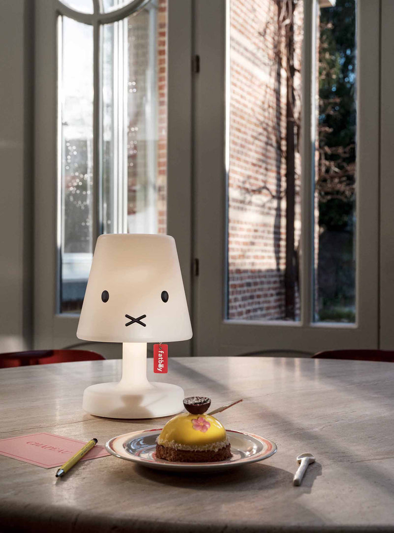 Lampe Miffy rechargeable avec lumière 2700K, douce et chaleureuse, offrant jusqu’à 24 h d’ambiance lumineuse.