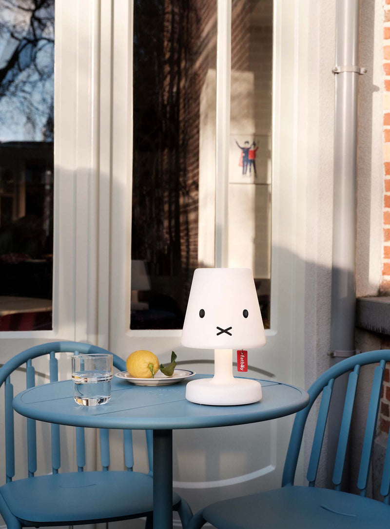 Lampe rechargeable Miffy avec intensité ajustable, apportant chaleur et caractère à votre intérieur ou terrasse.