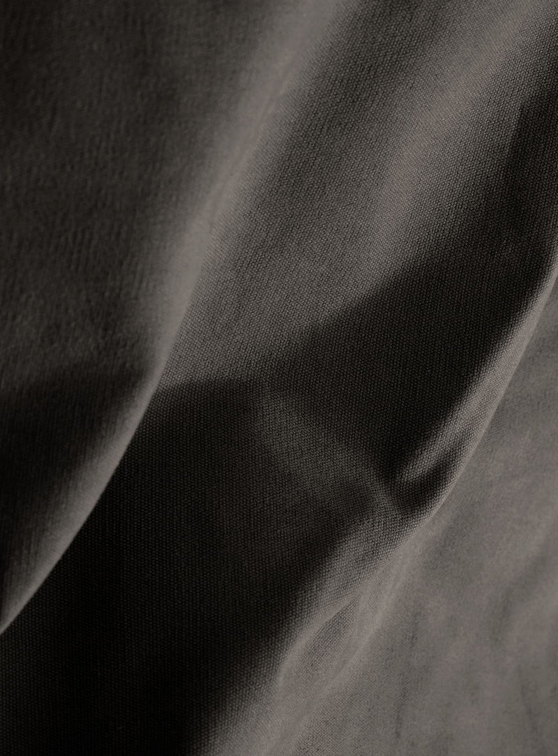 Gros plan sur le tissu Canvas en black licorice, mettant en valeur son tissage texturé et sa finition en polyester recyclé résistante.