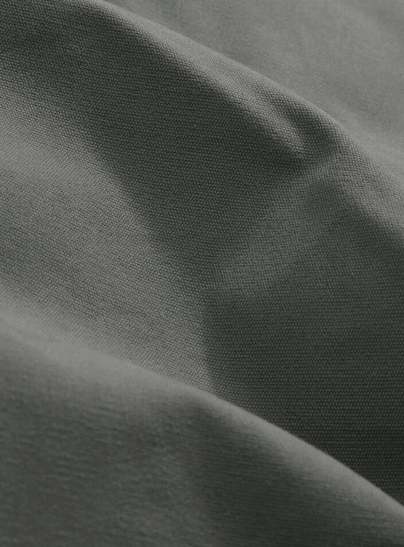 Gros plan sur le tissu Canvas en charcoal grey, mettant en valeur son tissage texturé et sa finition en polyester recyclé résistante.