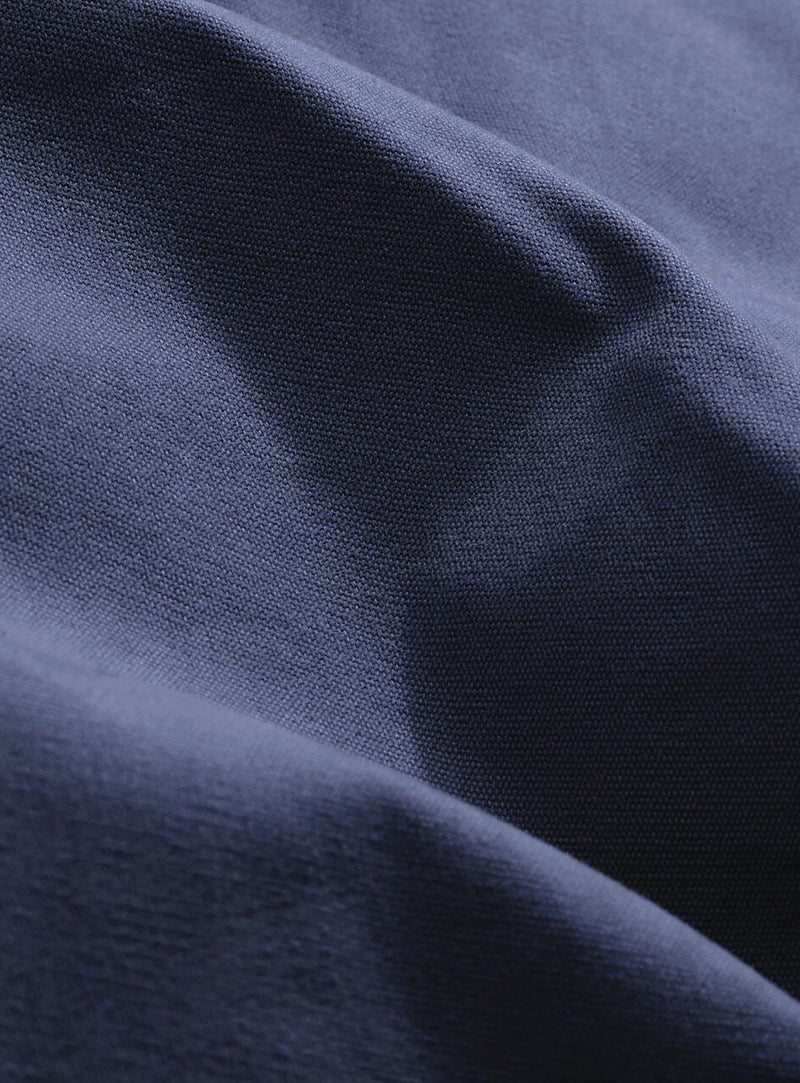 Gros plan sur le tissu Canvas en crown blue, mettant en valeur son tissage texturé et sa finition en polyester recyclé résistante.