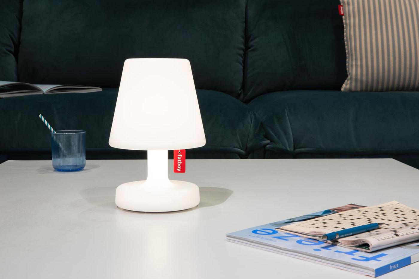 Fatboy Edison le Petit : Lampe LED portable et rechargeable à luminosité réglable, parfaite pour créer une ambiance chaleureuse à l'intérieur ou à l'extérieur.