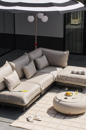 Notre nouvelle collection extérieur allie style et confort, parfaite pour tous les espaces, qu'il s'agisse d'un balcon cosy ou d'un jardin spacieux.