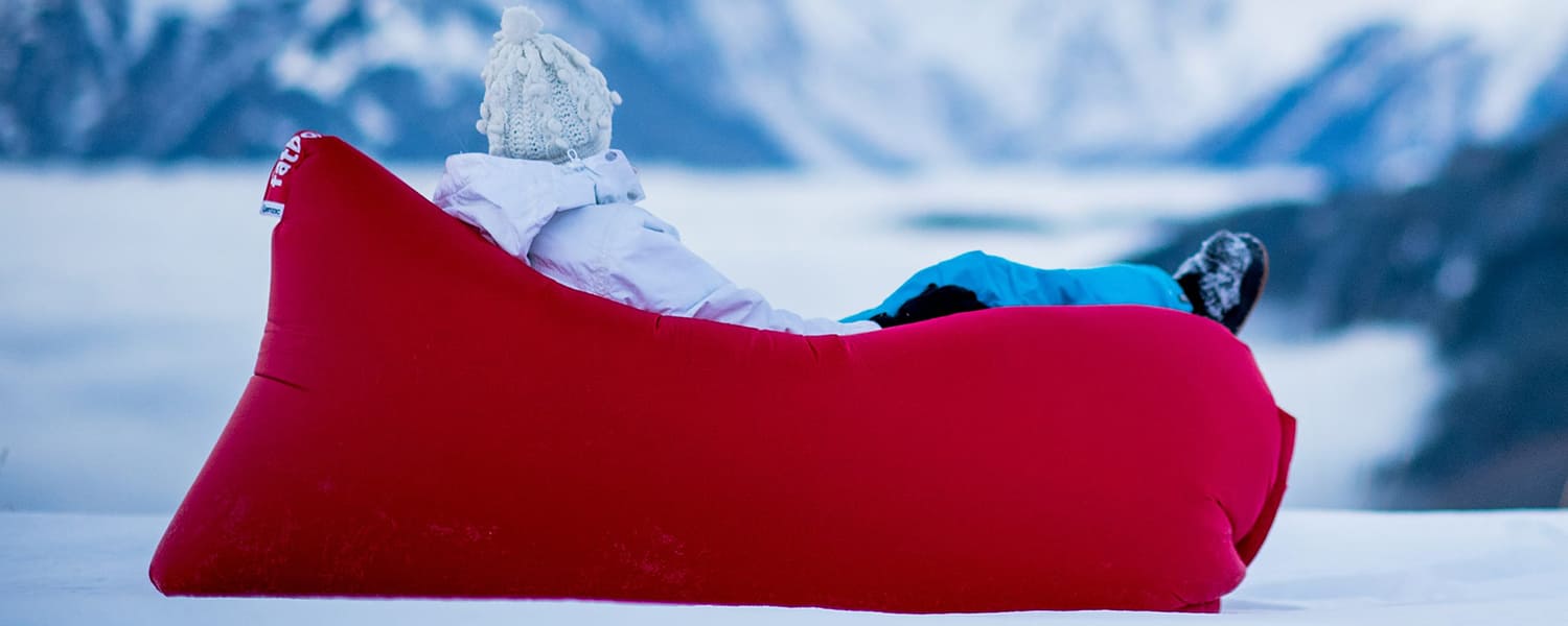 Fatboy Lamzac : sofa gonflable, facile à installer et à ranger, parfait pour les activités de plein air telles que les festivals, les séjours à la plage et les voyages.