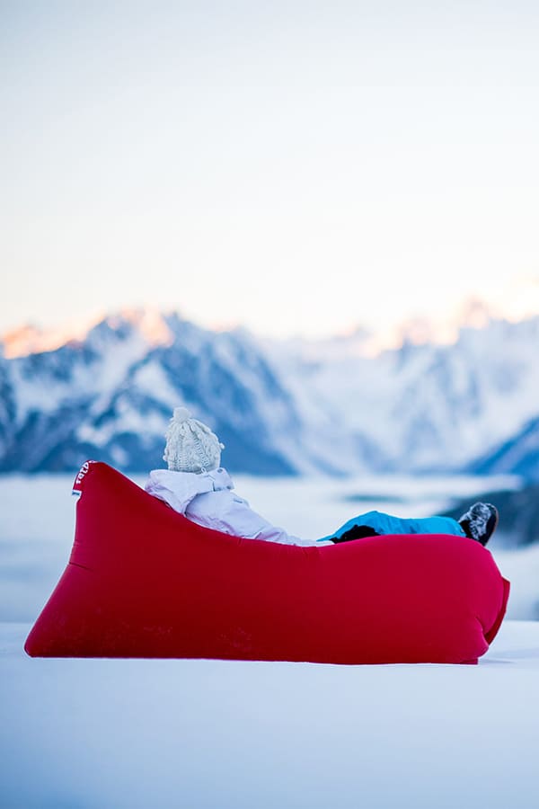 Fatboy Lamzac : sofa gonflable, facile à installer et à ranger, parfait pour les activités de plein air telles que les festivals, les séjours à la plage et les voyages.