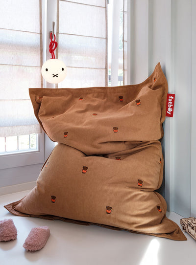 Pouf Slim Cord x Miffy de Fatboy en velours côtelé recyclé, alliant confort douillet et design ludique hollandais.