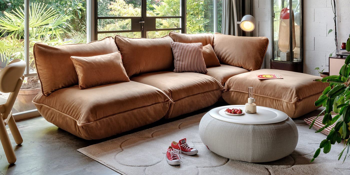 Sofa Sumo de Fatboy dans un salon moderne: grands coussins, design iconique et confort ultime pour la détente au quotidien.