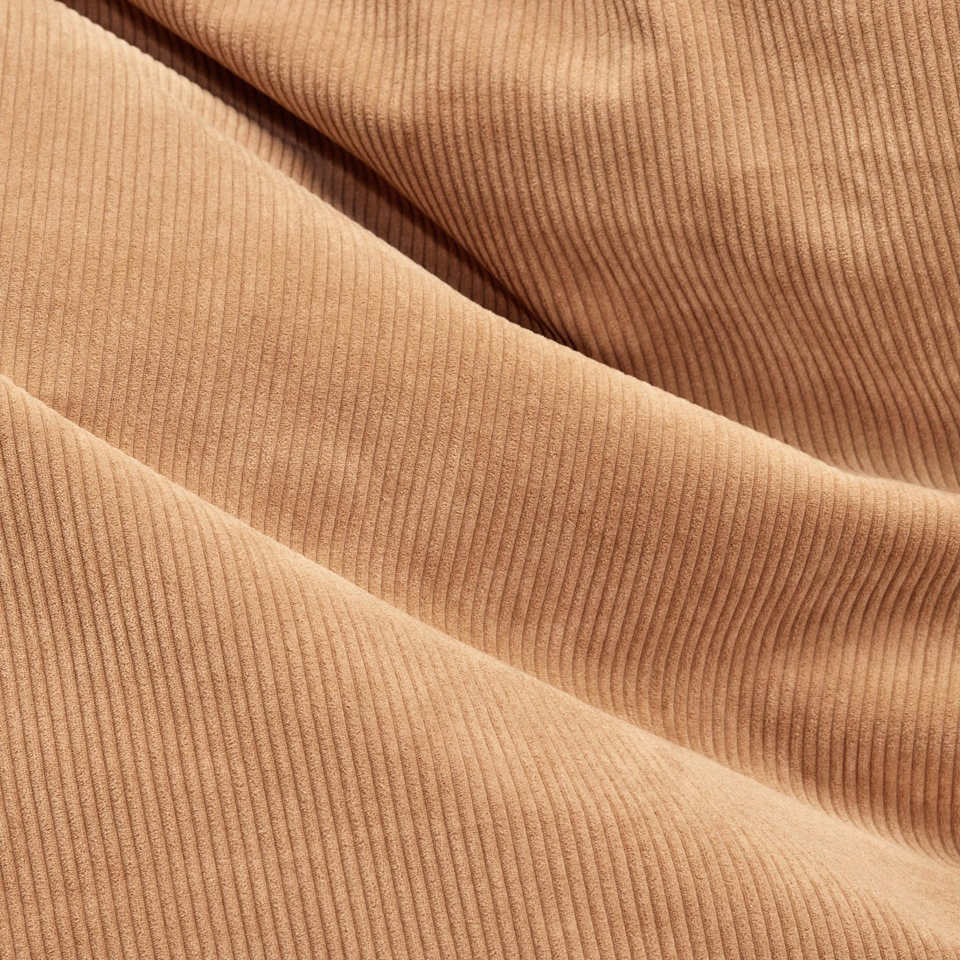 Gros plan sur le tissu en corduroy teddy bear, dont la texture luxueuse et l'attrait intemporel sont mis en valeur par Fatboy.