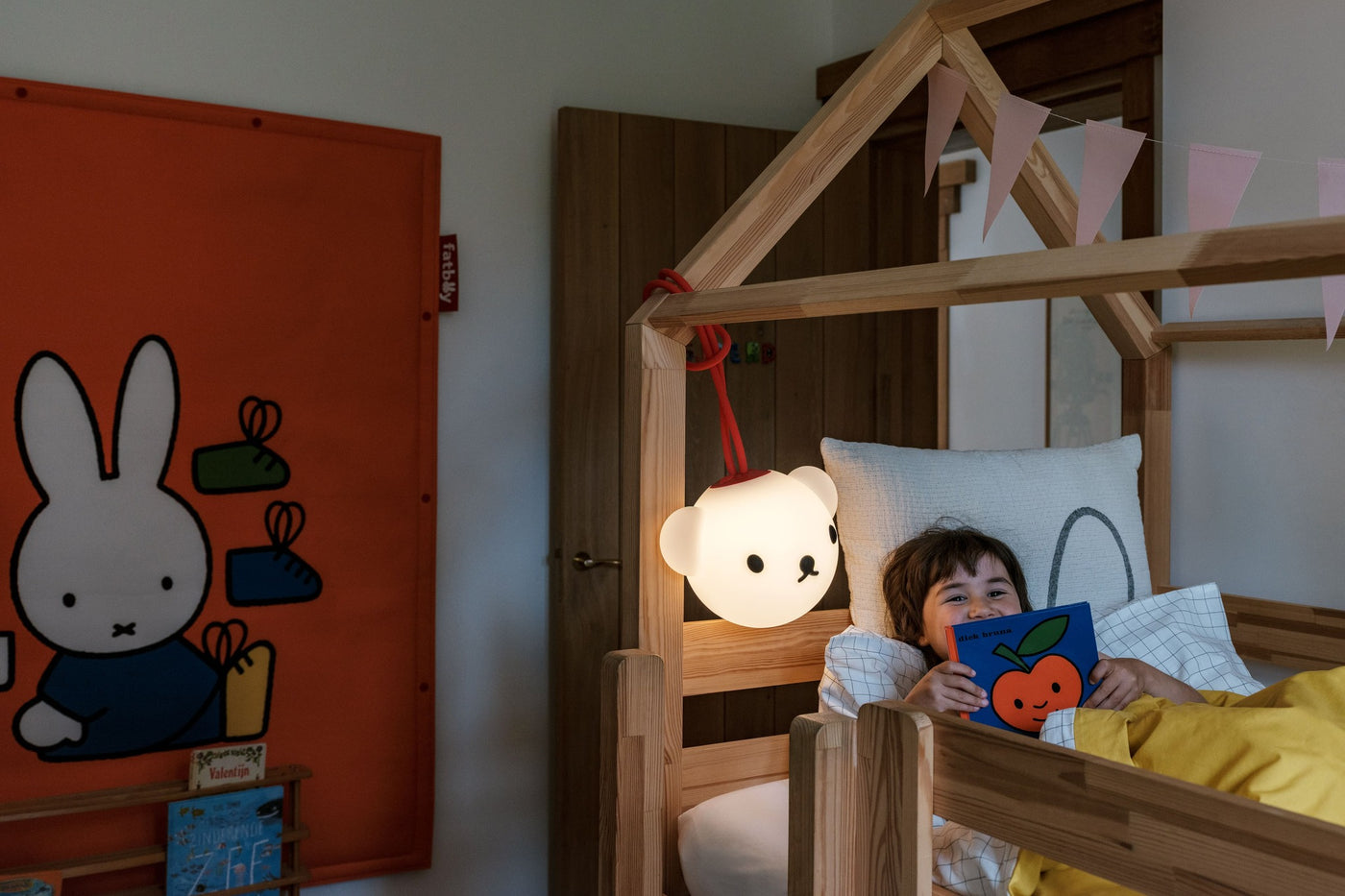 Lampes Bolleke x Miffy et Boris : portatives, dimmables et rechargeables, elles diffusent jusqu’à 24 h de lumière chaleureuse.