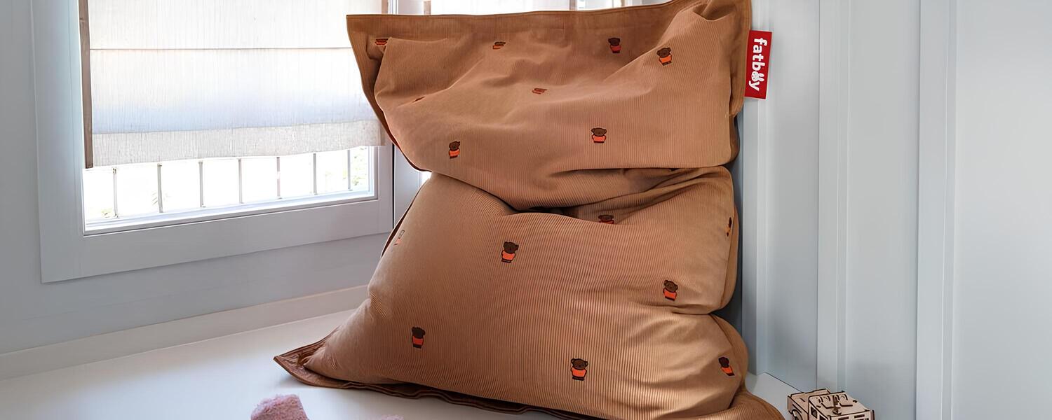 Collection Fatboy x Miffy présentant des poufs, sacs, lampes et tapis de jeu colorés avec les personnages Miffy et Boris.