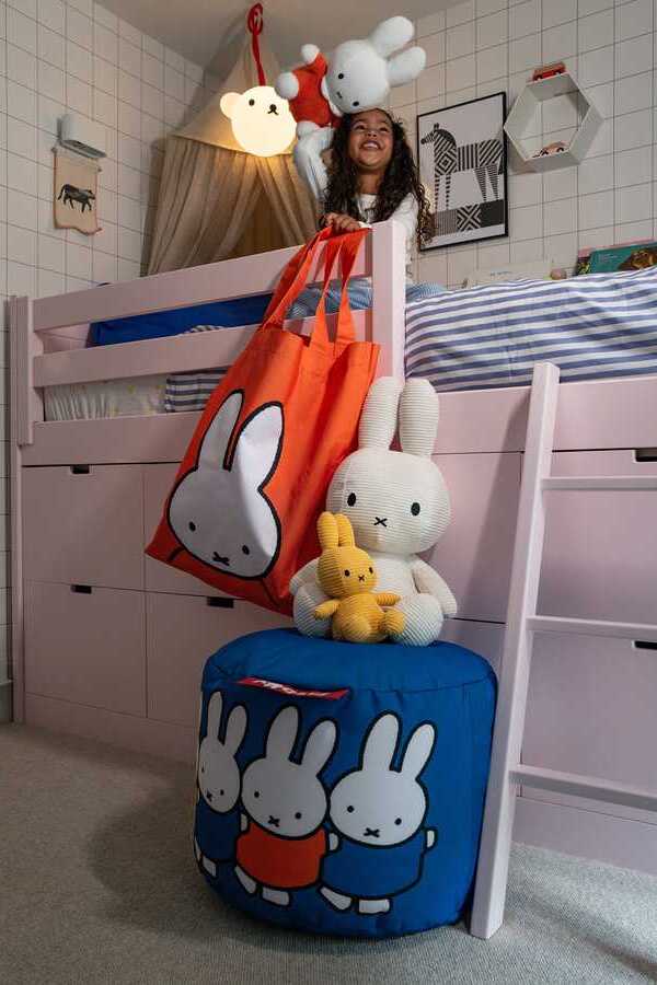 Collection Fatboy x Miffy présentant des poufs, sacs, lampes et tapis de jeu colorés avec les personnages Miffy et Boris.