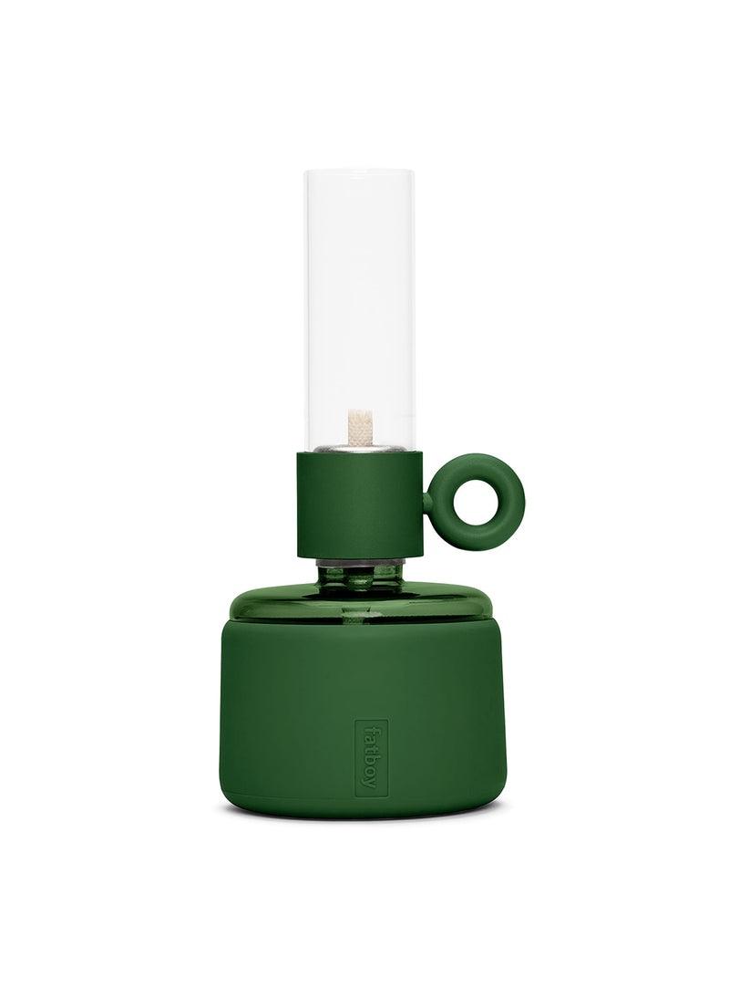 Lampe à huile Flamtastique XS deep green avec fini en silicone mat, lampe de table moderne en verre borosilicaté pour intérieur et extérieur.