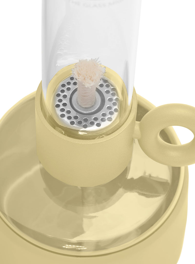 Sa base transparente permet de vérifier facilement le niveau d’huile, tandis que le revêtement en silicone ajoute une touche raffinée et résistante.