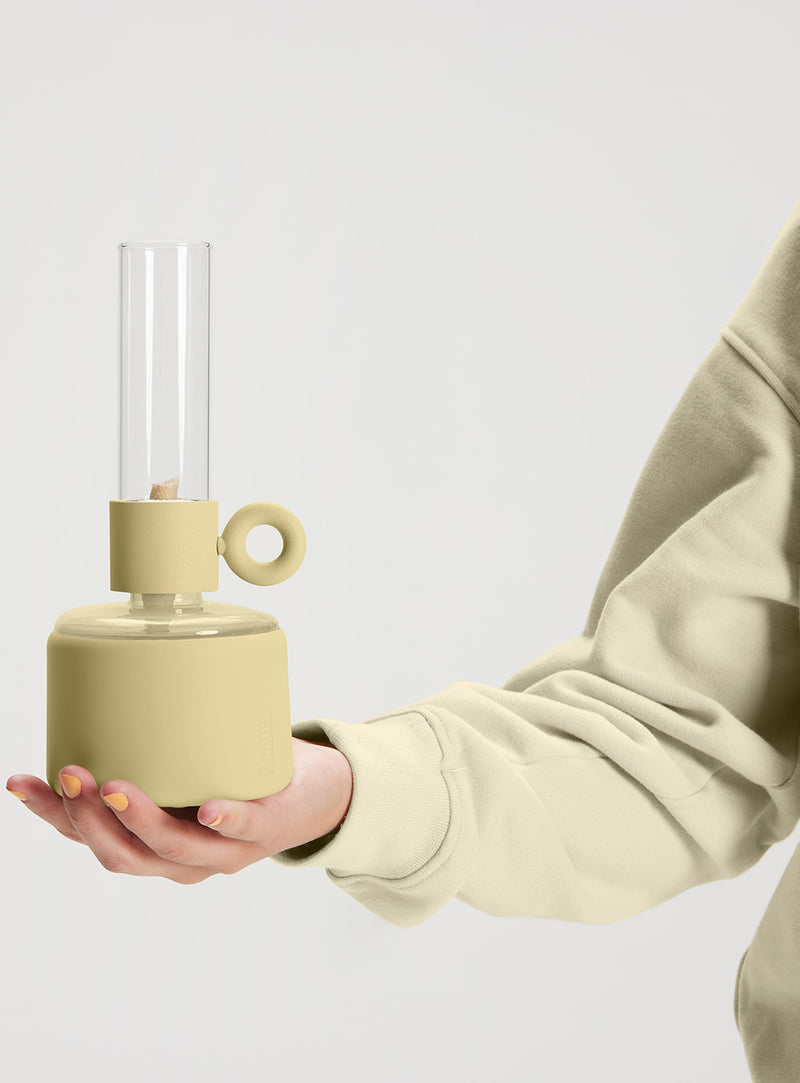 Grâce à sa poignée ludique, ajuster la mèche est un jeu d’enfant. Il suffit de tourner et de profiter de la lumière.