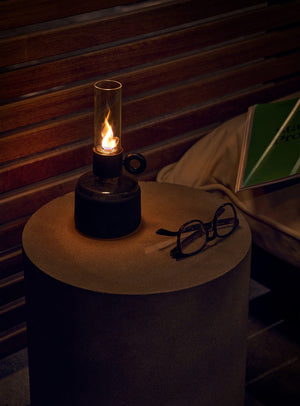 Flamtastique XS de Fatboy : lampe à huile compacte et durable, idéale comme éclairage d'ambiance pour table au Canada.