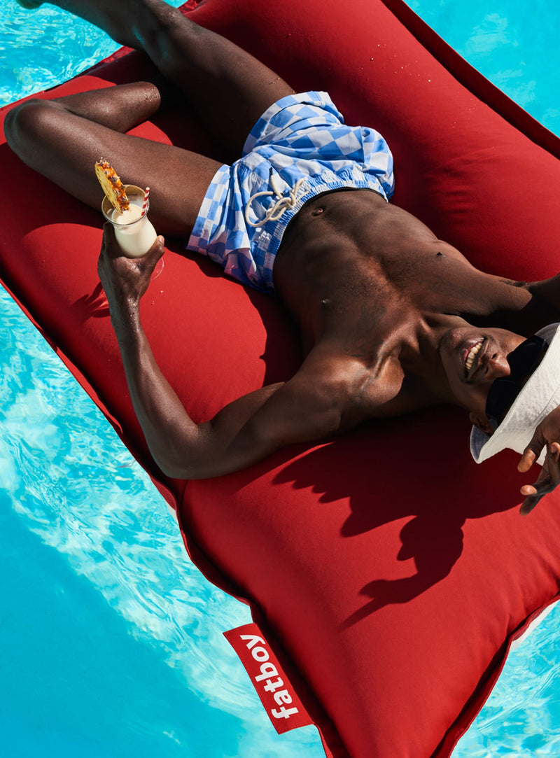 Profitez du soleil canadien avec le Fatboy Floatzac, le nec plus ultra des lounges flottants pour confort et durabilité.
